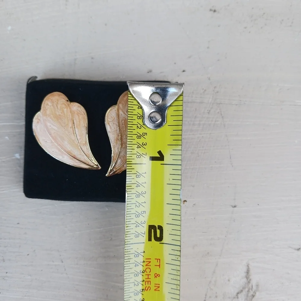 Vintage 1980s Enamel Peach Swirl‎ Gold Tone Stud Earrings Curved
